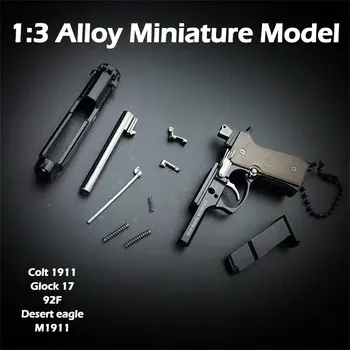 1 ADET Yeni Anti-stres Oyuncaklar Metal Tabanca Tabanca Anahtarlık Minyatür Model 1: 3 Beretta 92F Colt 1911 Glock 17 Doğum Günü Hediyeleri Erkekler İçin
