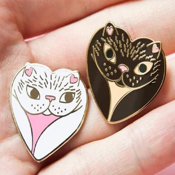 Kalp Şekli Siyah ve Beyaz Kedi Metal Emaye Broş Sevimli Karikatür Kedi Rozeti Pin Yaratıcı Moda Hayvan Aşk Takı Aksesuarları