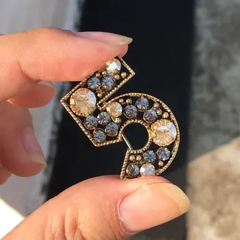 Lüks Arıtma Ünlü Marka Tasarım Numarası 5 Pin Broş Kadınlar için Tam Rhinestones Eşarp Pin Vintage Takı Yaka Aksesuarları