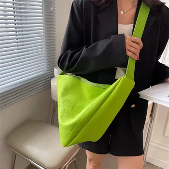 2022 Yaz Kadın Moda Niş Büyük kapasiteli omuz askılı çanta Bayanlar Moda Tüm Maç Fermuar üçgen çanta Alışveriş Çantaları